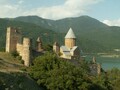 Na cestě do hor ke Kazbegi míjíte pevnost Ananauri, Gruzie