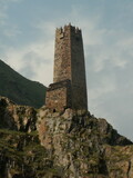 Strážní věže dříve chránily před nájezdníky z Dagestánu, Kazbegi, Gruzie