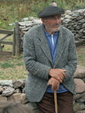 Starý pán v letní pastevecké vesnici, Gruzie